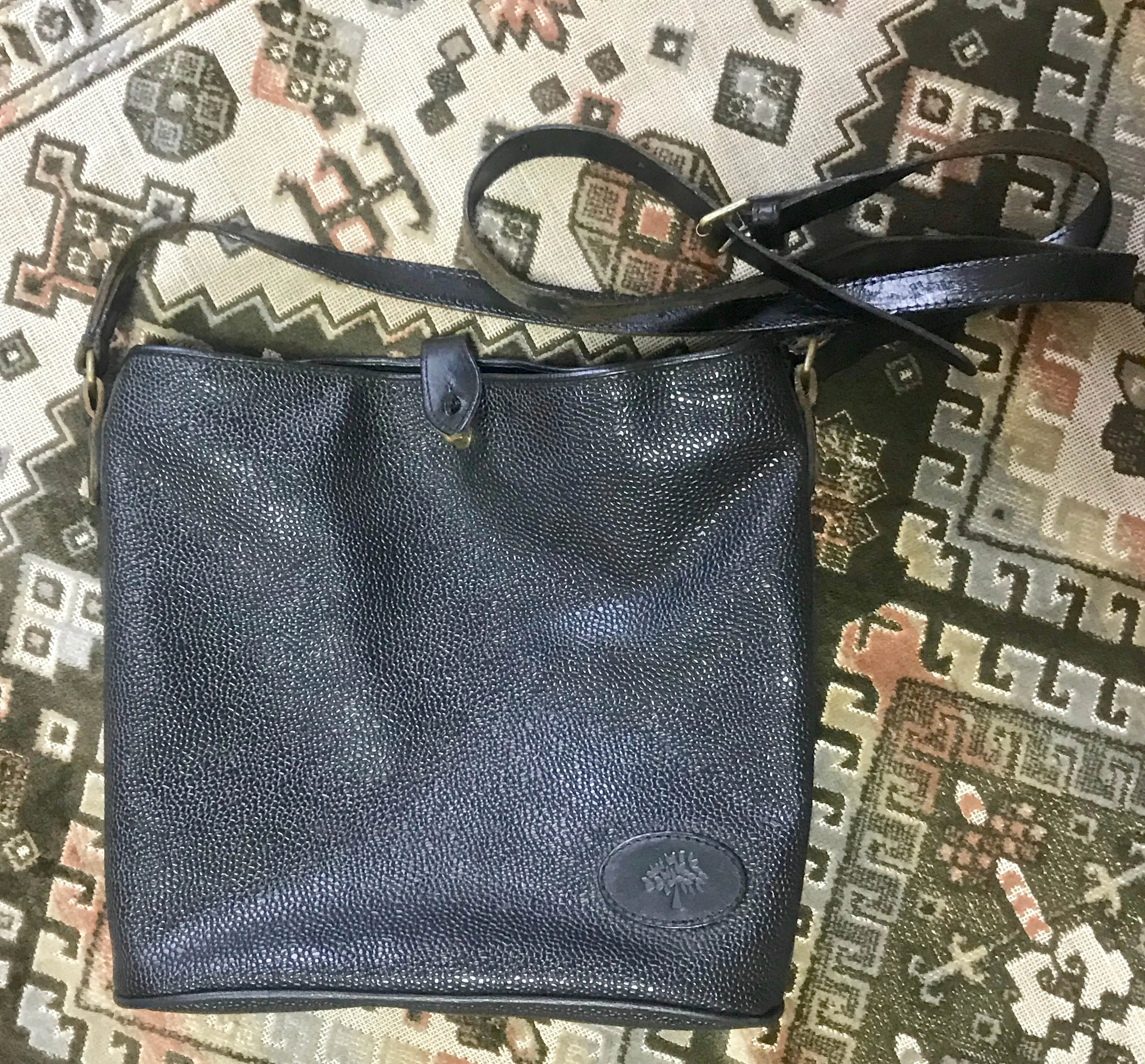 Vintage Mulberry hobo bucket black scotchgrain hobo shoulder bag with leather strap. Unisex use for daily use.