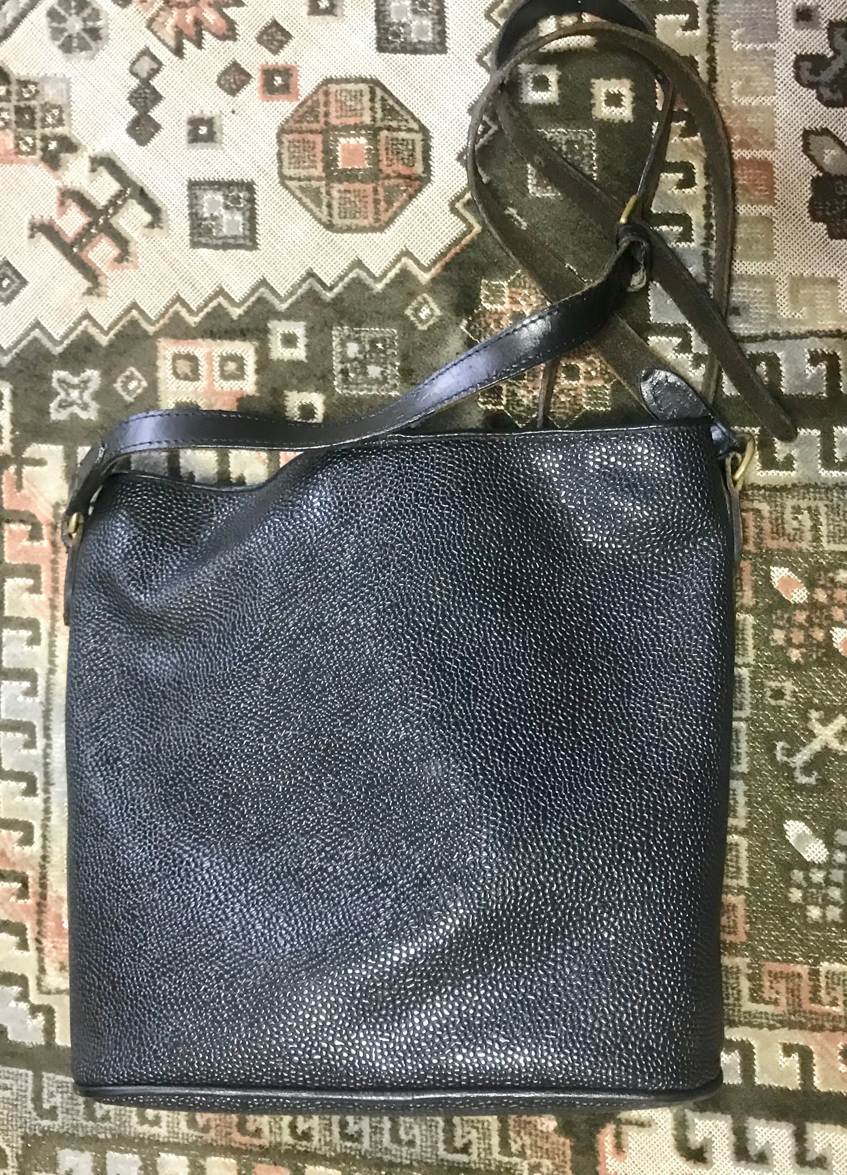 Vintage Mulberry hobo bucket black scotchgrain hobo shoulder bag with leather strap. Unisex use for daily use.