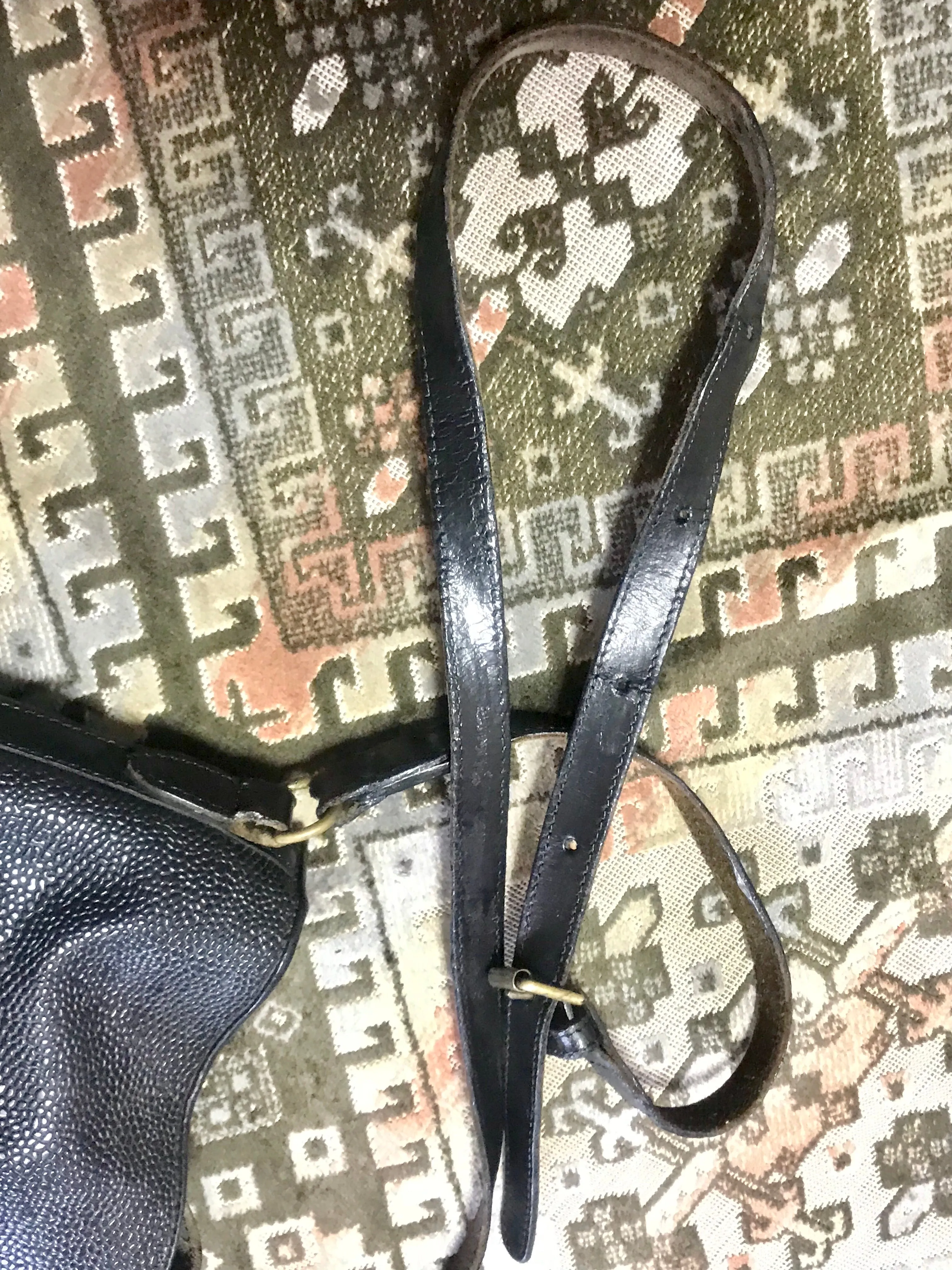 Vintage Mulberry hobo bucket black scotchgrain hobo shoulder bag with leather strap. Unisex use for daily use.