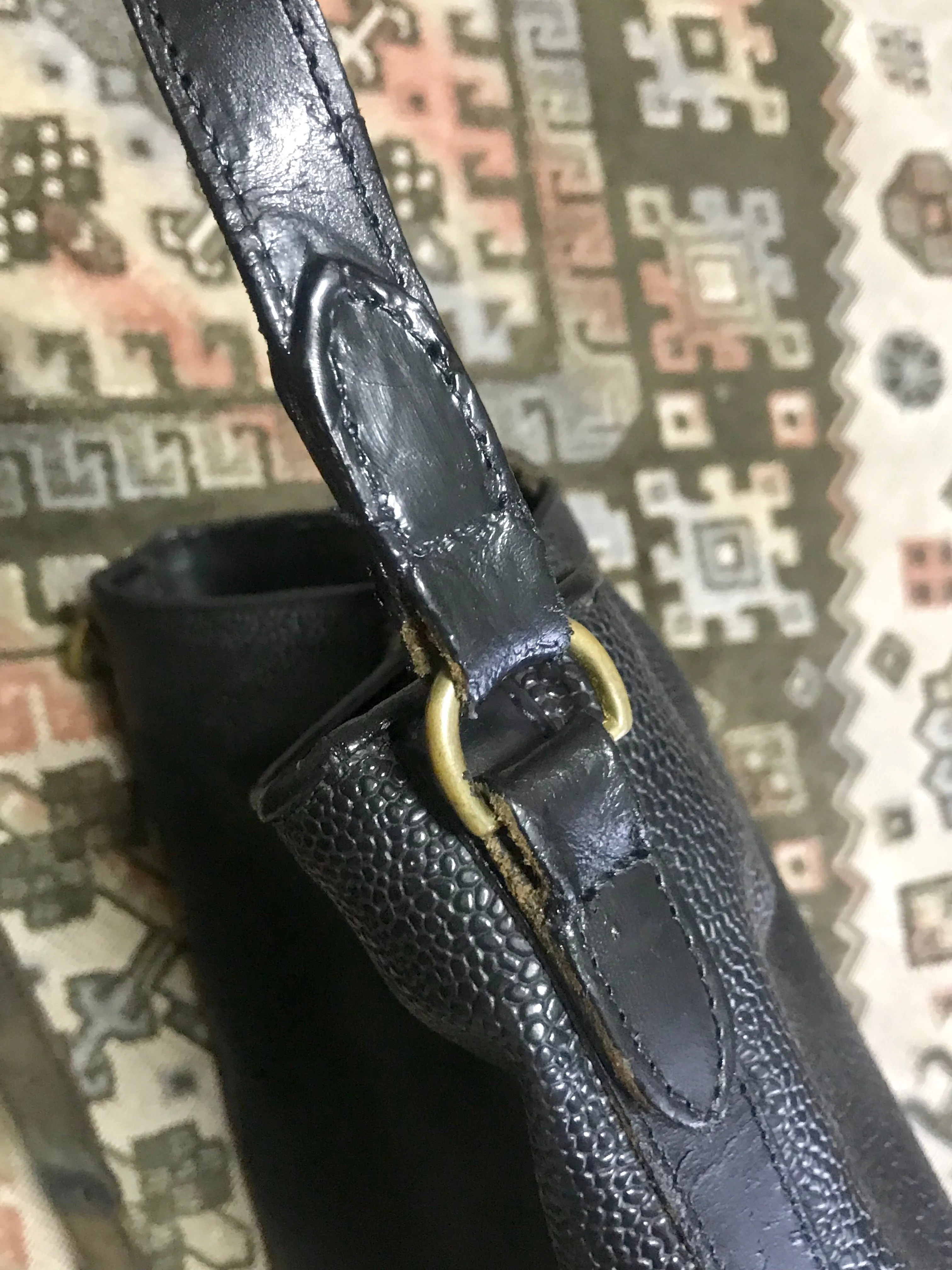 Vintage Mulberry hobo bucket black scotchgrain hobo shoulder bag with leather strap. Unisex use for daily use.