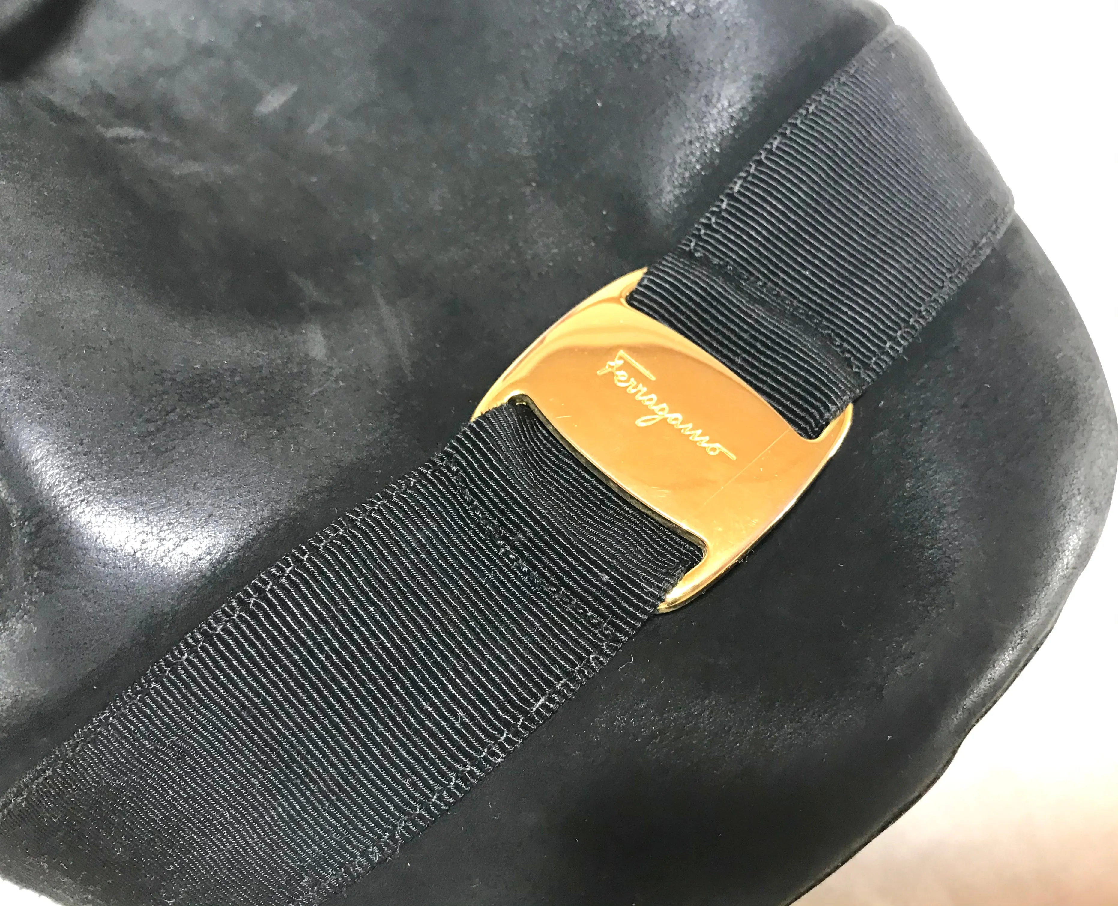 Vintage Salvatore Ferragamo black leather hobo style shoulder bag with vara logo motif and drawstrings. Classic bag for daily use. 050317r1