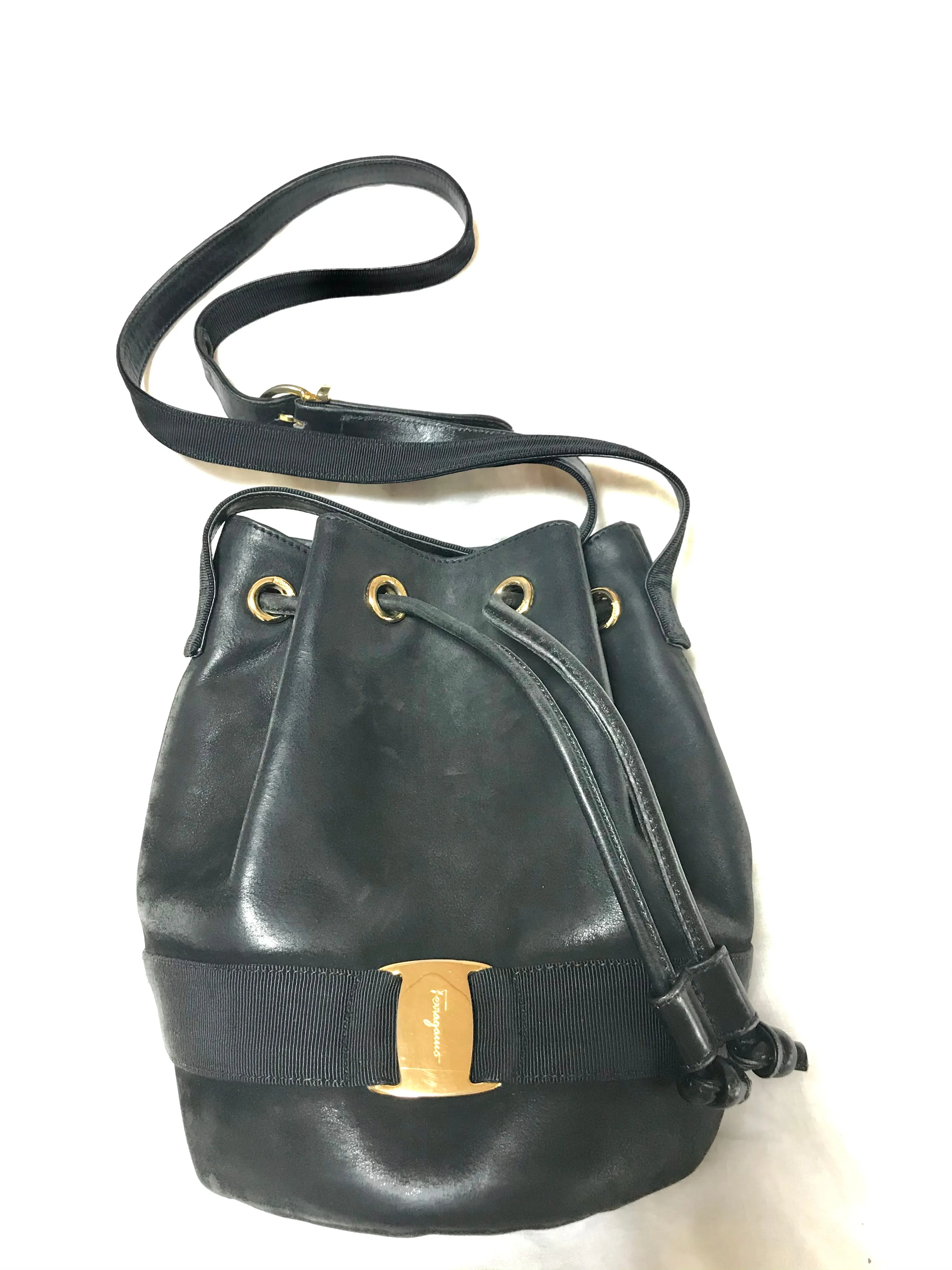 Vintage Salvatore Ferragamo black leather hobo style shoulder bag with vara logo motif and drawstrings. Classic bag for daily use. 050317r1