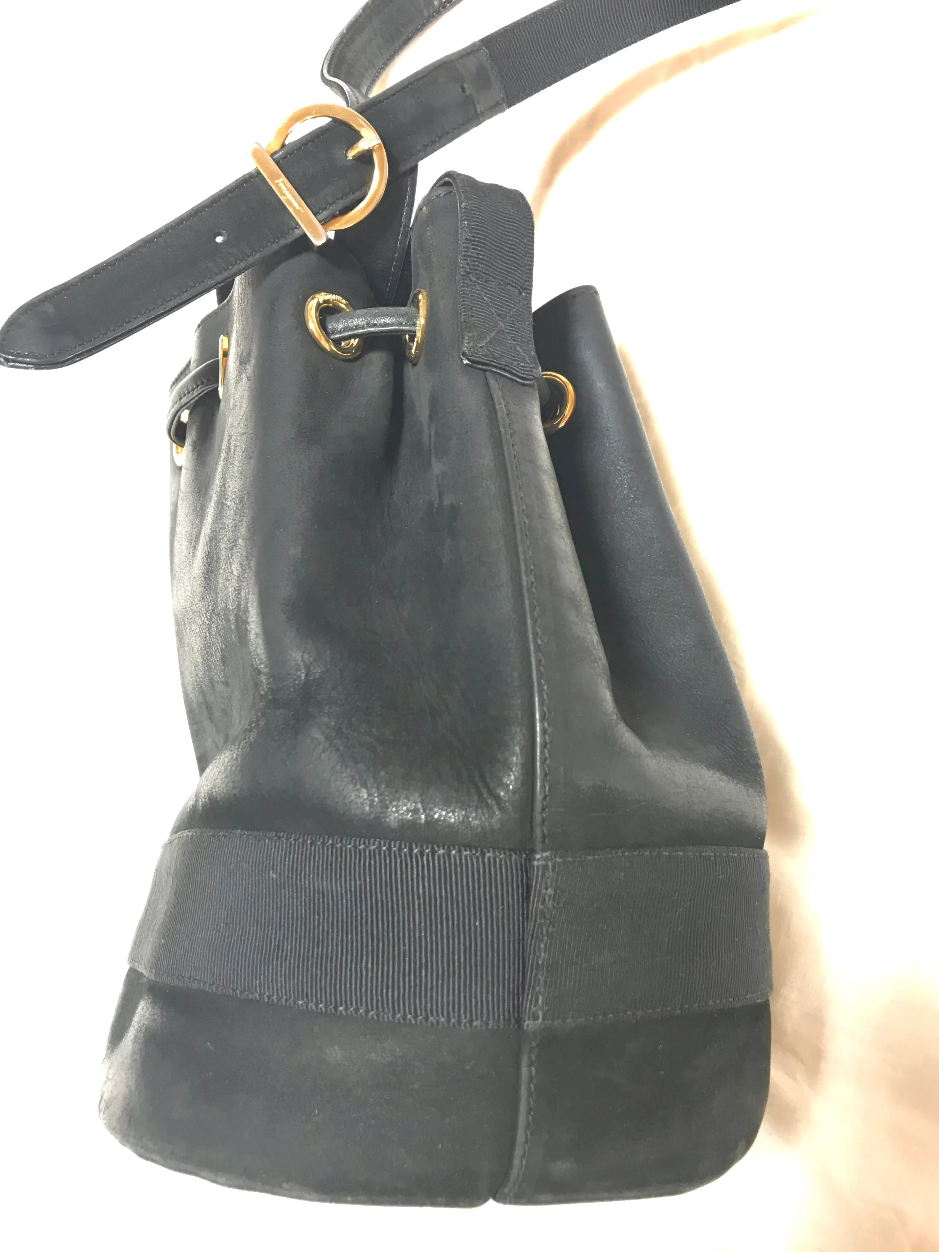 Vintage Salvatore Ferragamo black leather hobo style shoulder bag with vara logo motif and drawstrings. Classic bag for daily use. 050317r1
