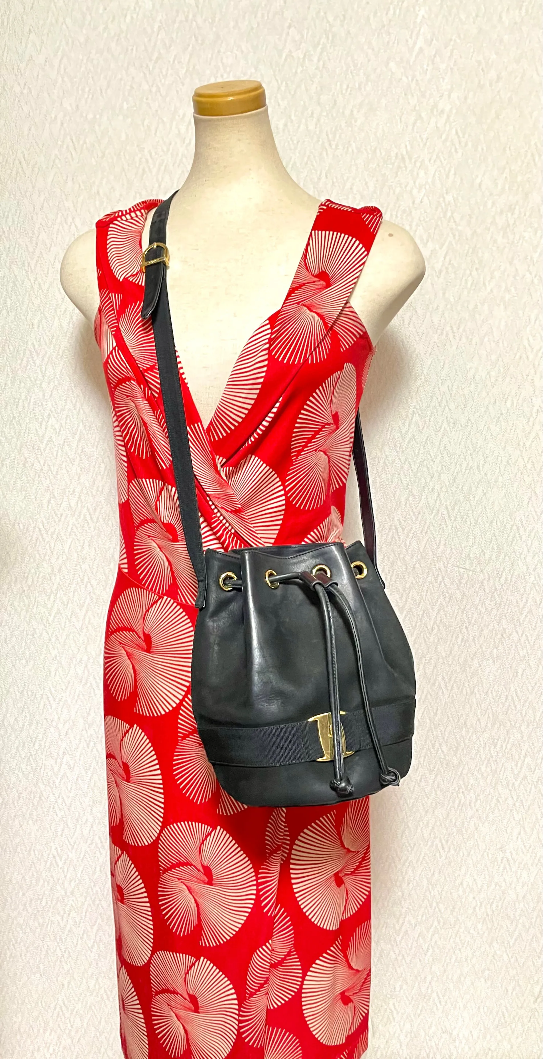 Vintage Salvatore Ferragamo black leather hobo style shoulder bag with vara logo motif and drawstrings. Classic bag for daily use. 050317r1