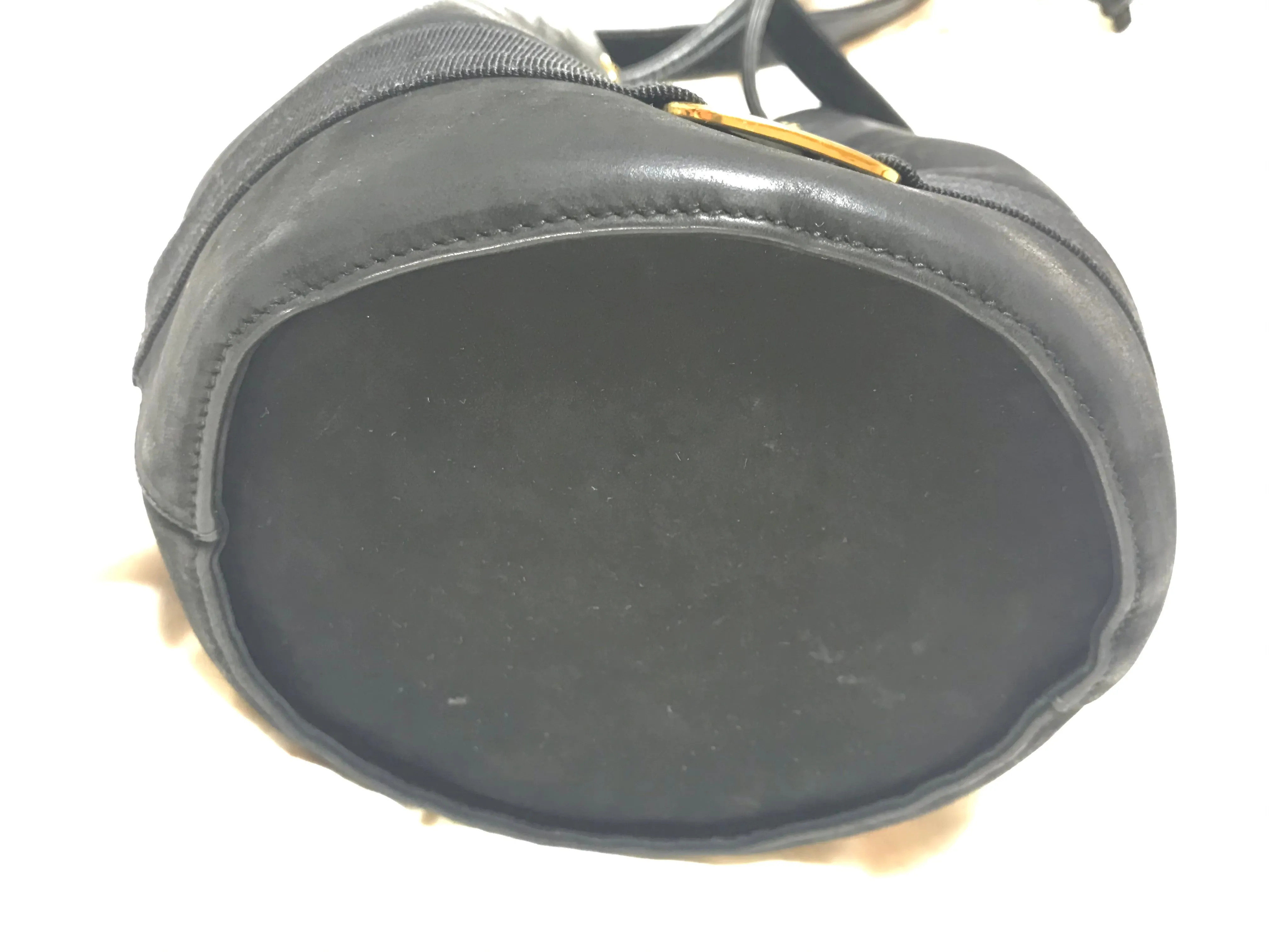Vintage Salvatore Ferragamo black leather hobo style shoulder bag with vara logo motif and drawstrings. Classic bag for daily use. 050317r1