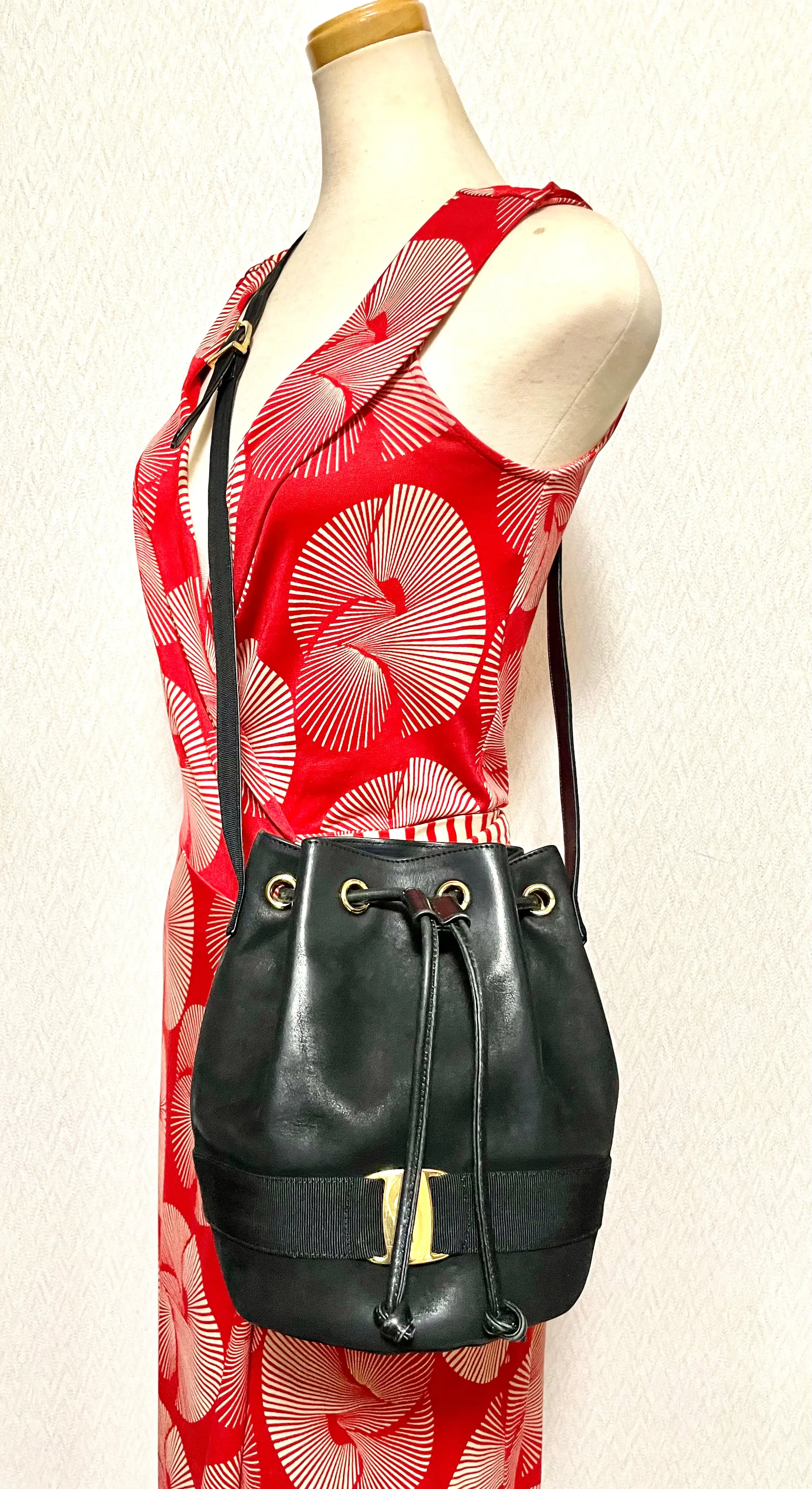 Vintage Salvatore Ferragamo black leather hobo style shoulder bag with vara logo motif and drawstrings. Classic bag for daily use. 050317r1