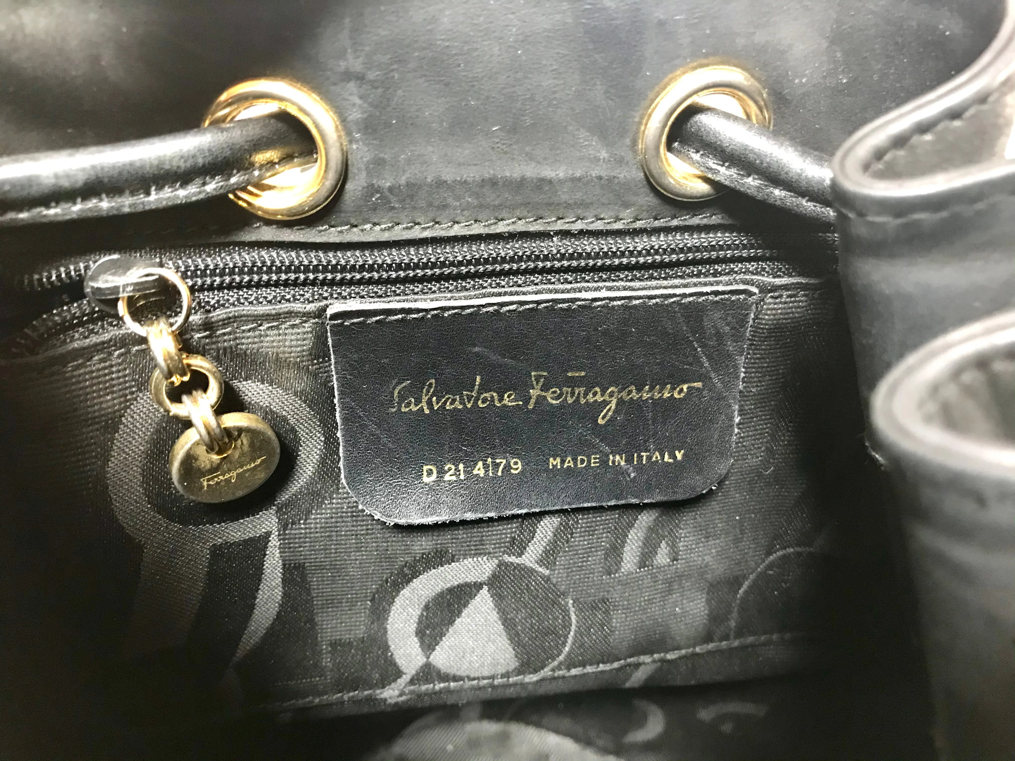 Vintage Salvatore Ferragamo black leather hobo style shoulder bag with vara logo motif and drawstrings. Classic bag for daily use. 050317r1