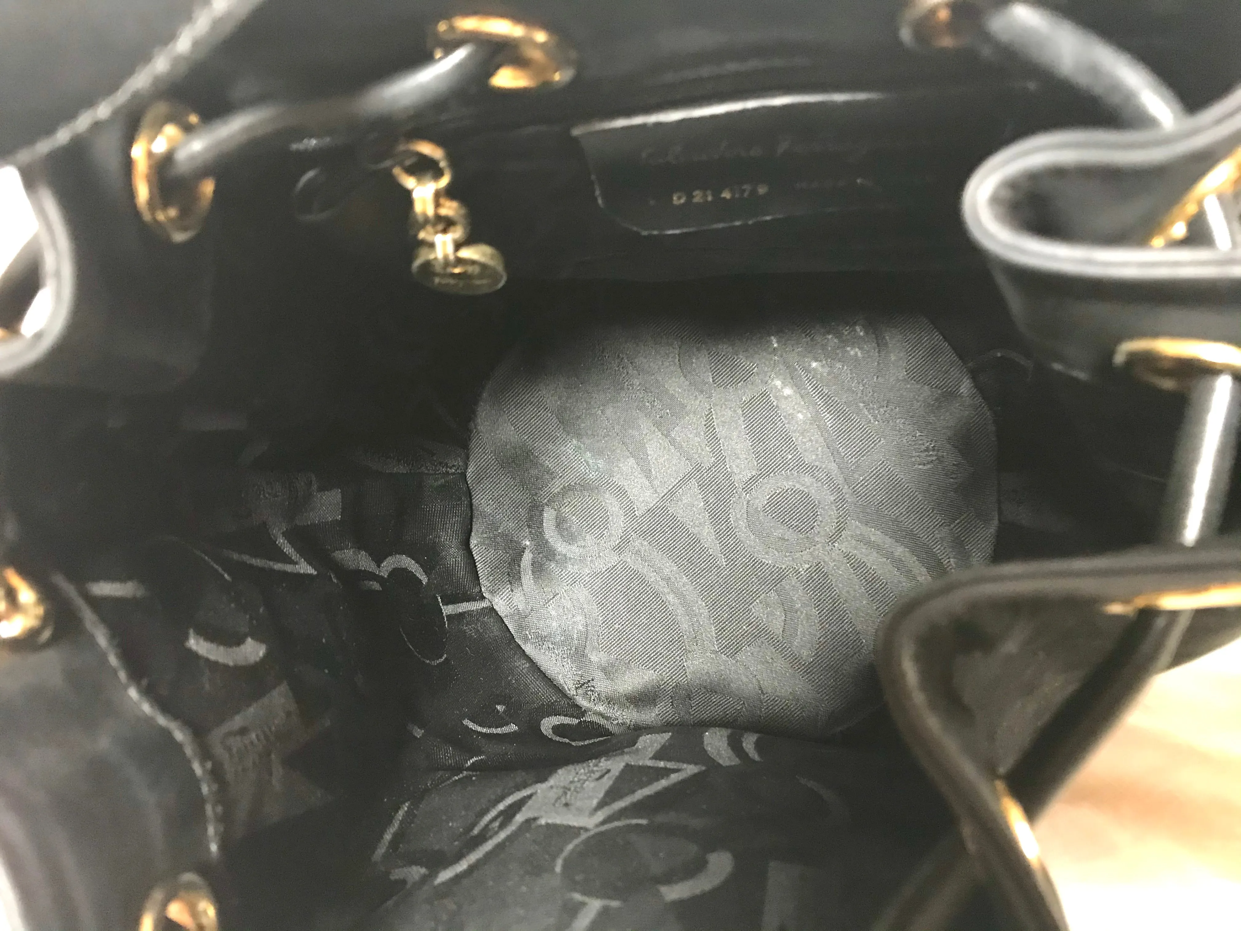 Vintage Salvatore Ferragamo black leather hobo style shoulder bag with vara logo motif and drawstrings. Classic bag for daily use. 050317r1