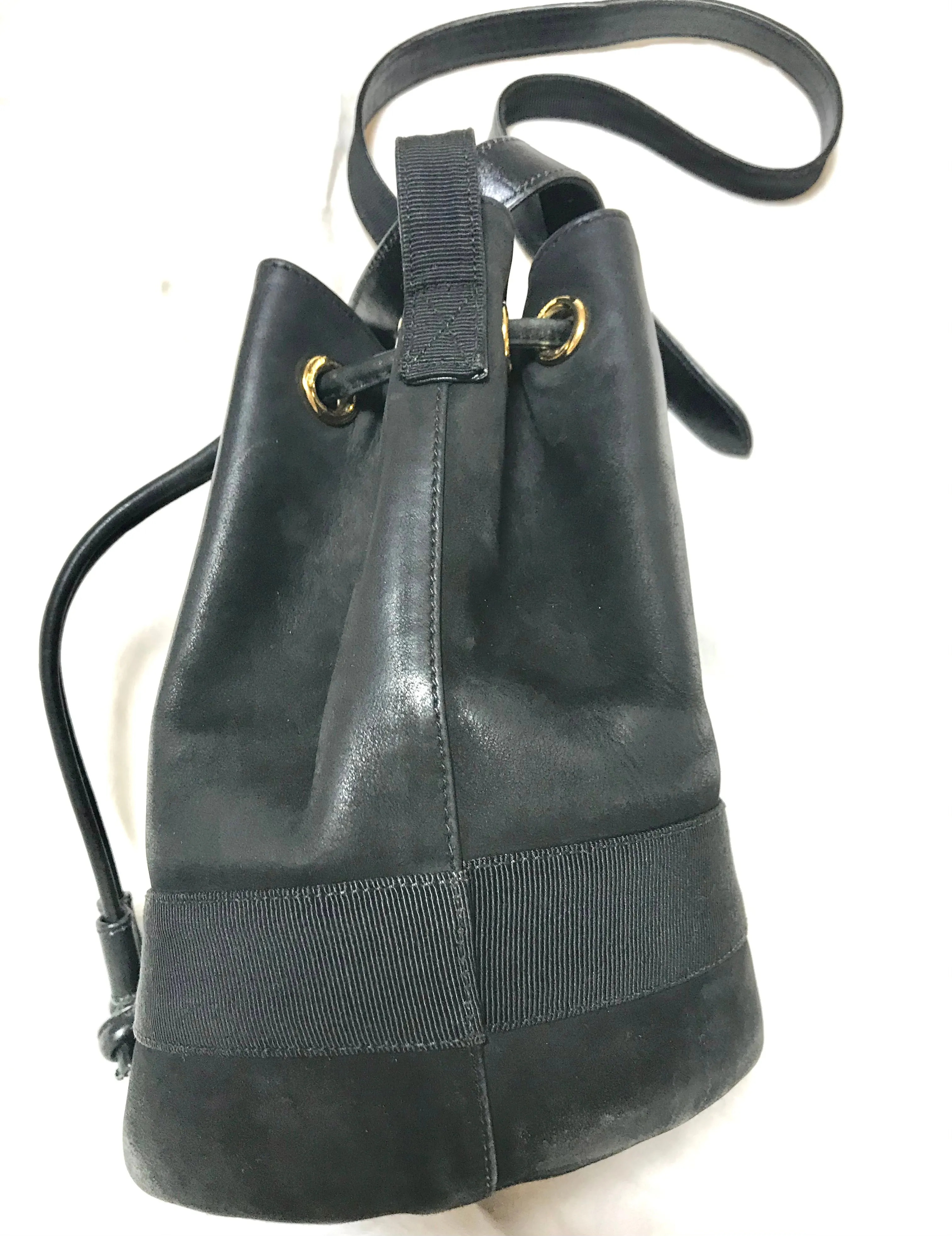 Vintage Salvatore Ferragamo black leather hobo style shoulder bag with vara logo motif and drawstrings. Classic bag for daily use. 050317r1