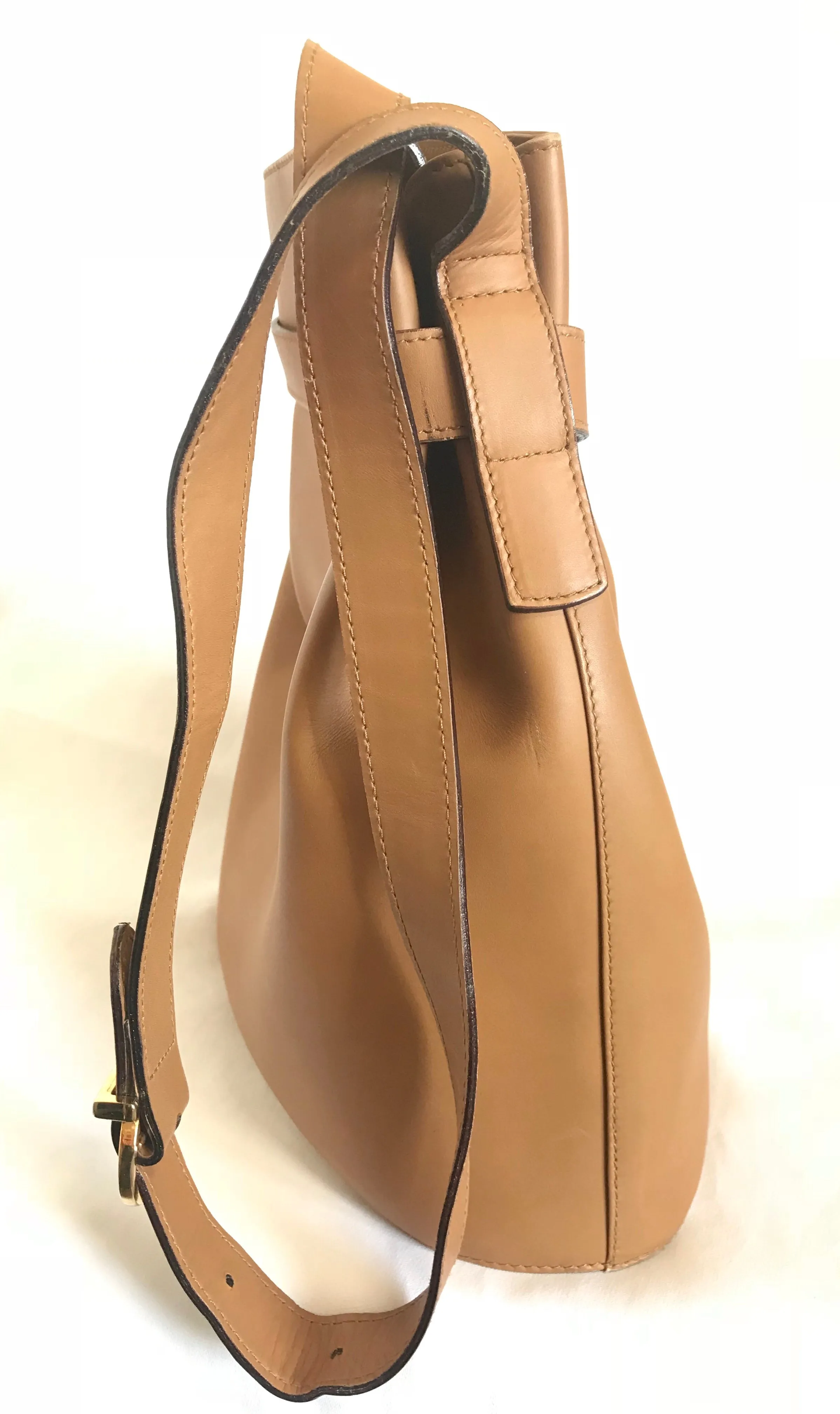 Vintage Salvatore Ferragamo camel brown leather hobo style shoulder bag with gancini gold tone closure. Masterpiece for daily use. 050320r6