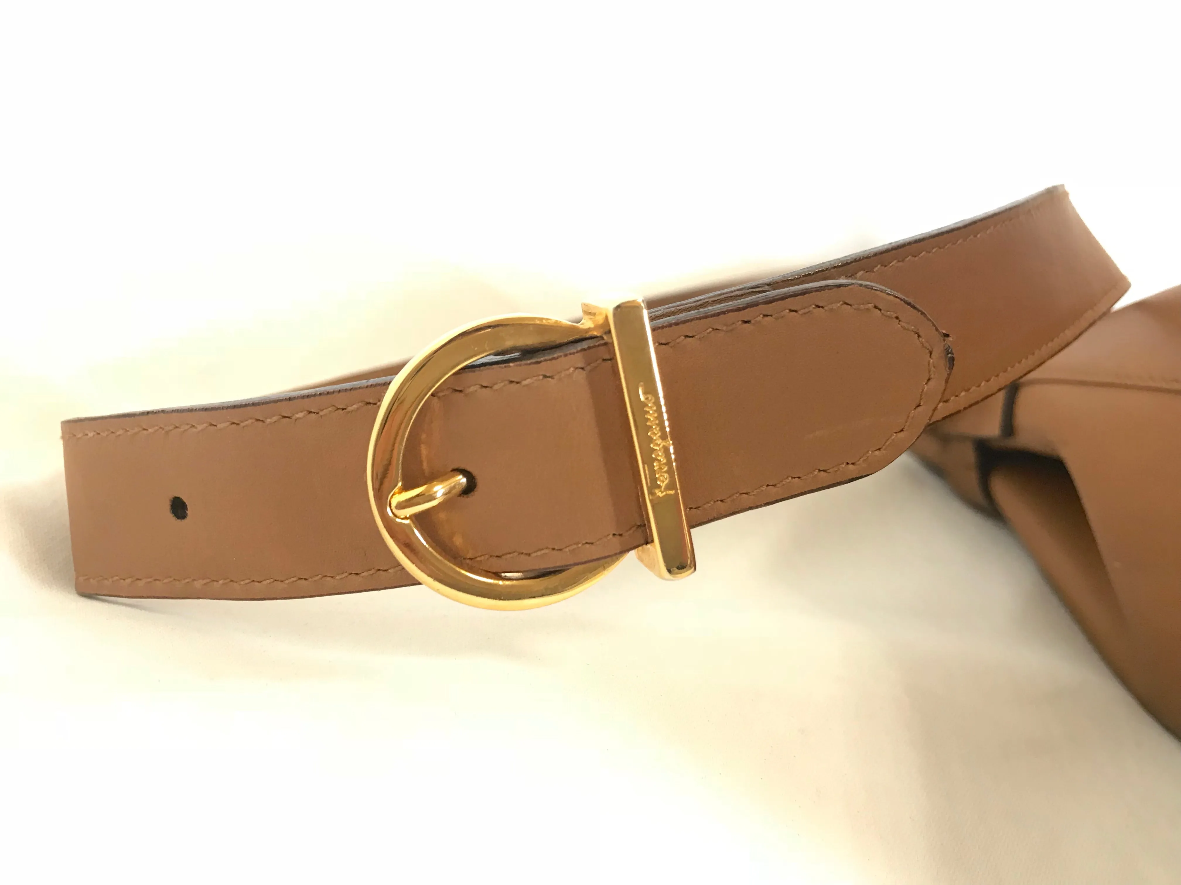Vintage Salvatore Ferragamo camel brown leather hobo style shoulder bag with gancini gold tone closure. Masterpiece for daily use. 050320r6