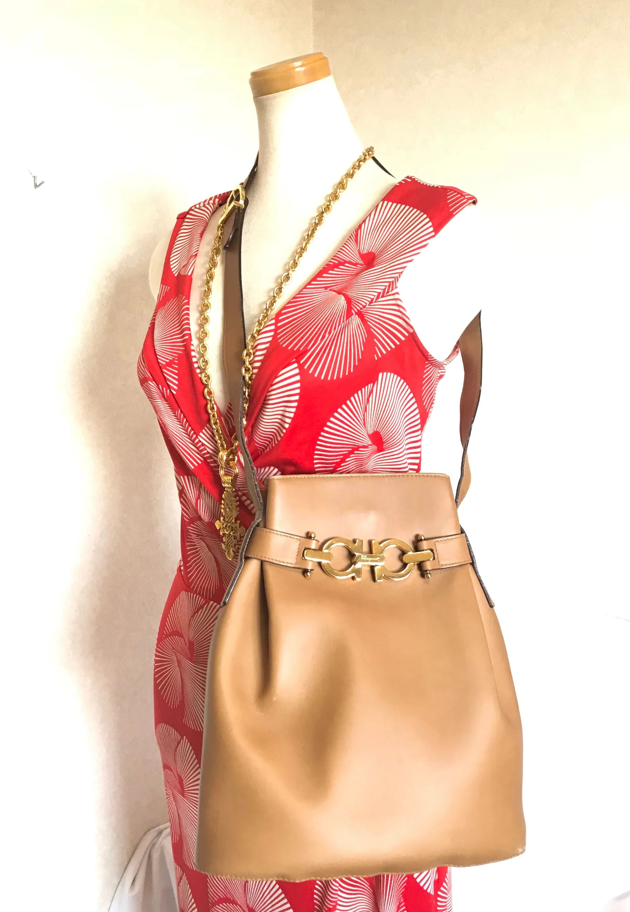 Vintage Salvatore Ferragamo camel brown leather hobo style shoulder bag with gancini gold tone closure. Masterpiece for daily use. 050320r6