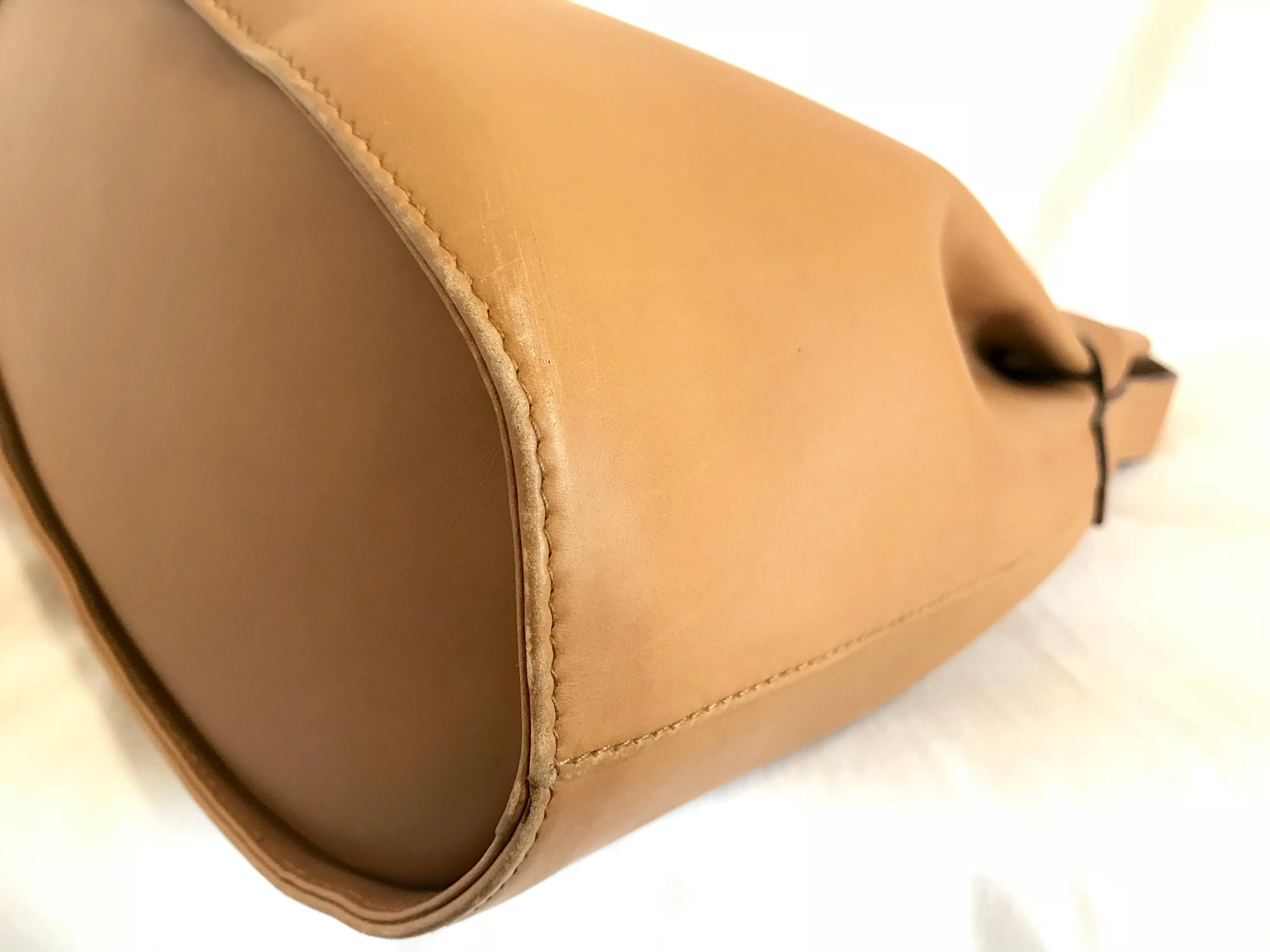 Vintage Salvatore Ferragamo camel brown leather hobo style shoulder bag with gancini gold tone closure. Masterpiece for daily use. 050320r6