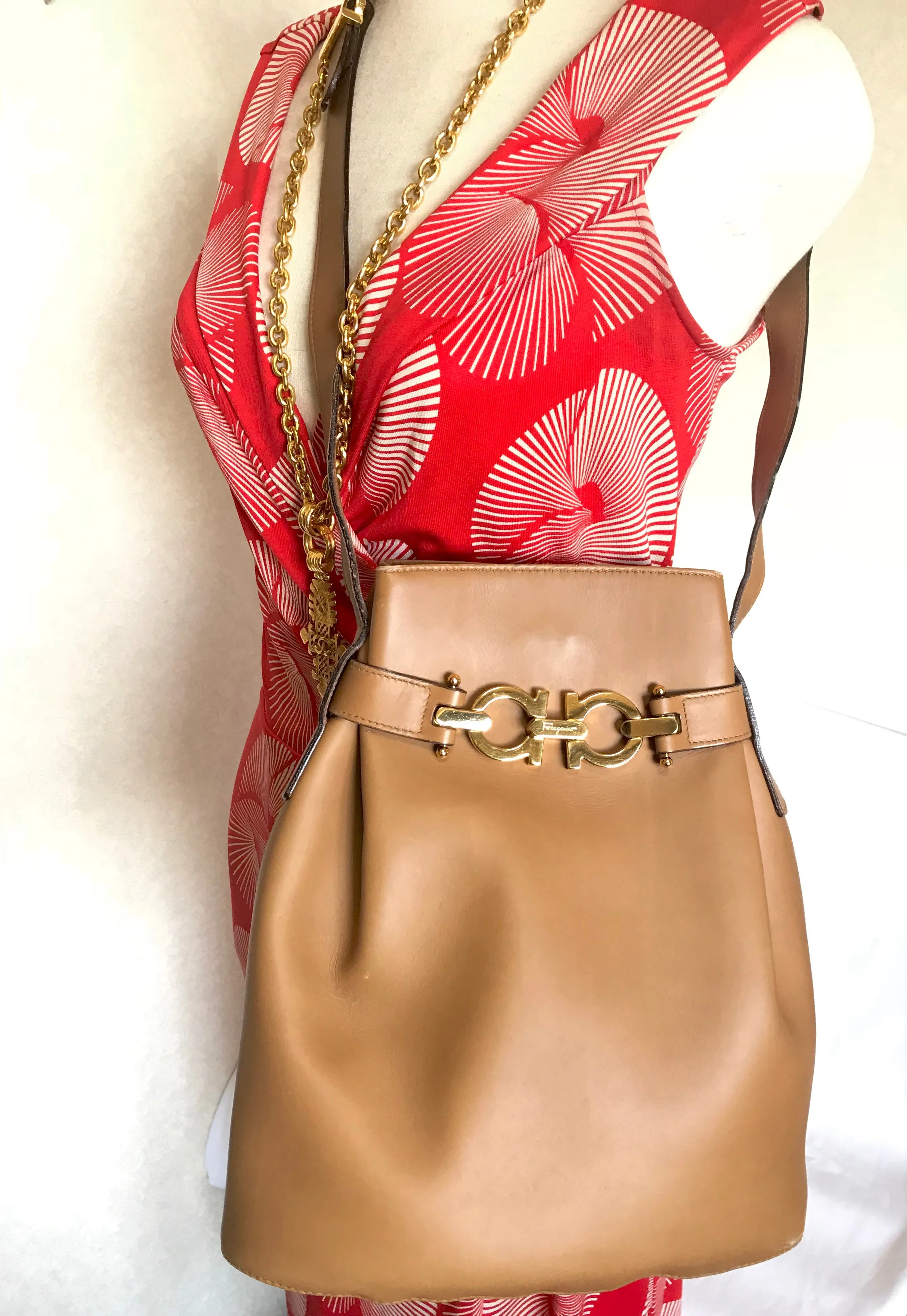 Vintage Salvatore Ferragamo camel brown leather hobo style shoulder bag with gancini gold tone closure. Masterpiece for daily use. 050320r6